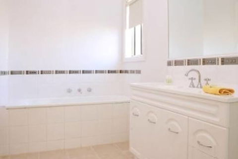 Melton Motor Inn & Apartments - Accommodation QLD 2