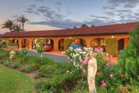 Twin Swans Motel - Accommodation QLD 1