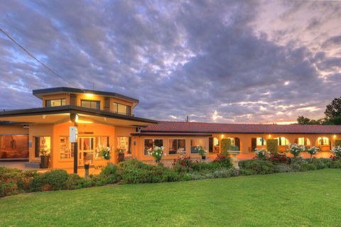 Twin Swans Motel - Accommodation QLD 3