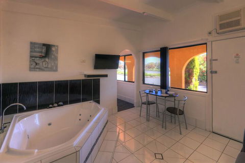 Twin Swans Motel - Accommodation QLD 7