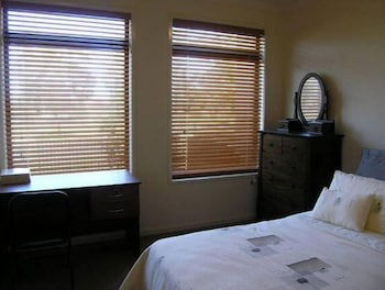 Insaa Serviced Apartments Dandenong - Accommodation QLD 5