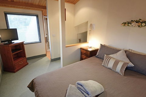 Falls Creek Country Club - Accommodation QLD 4