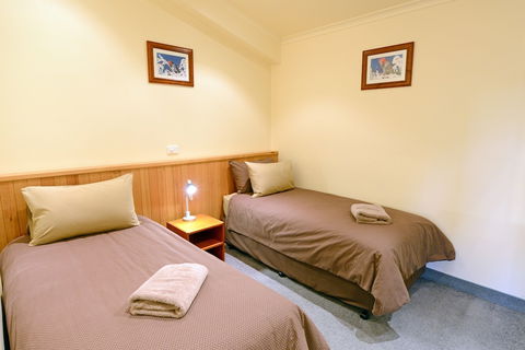 Falls Creek Country Club - Accommodation QLD 1