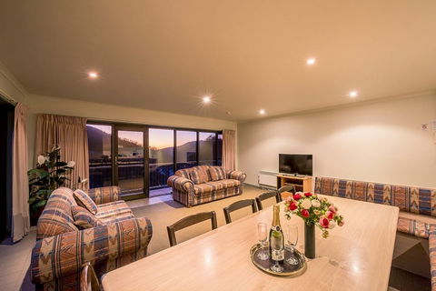 Falls Creek Country Club - Accommodation QLD 3