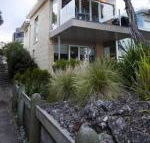 Battery Cove Beach Front Apartment - Accommodation QLD