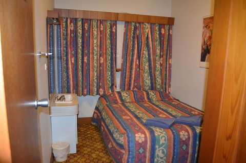 Monarch Motel Hotel - Accommodation QLD 3