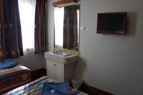 Monarch Motel Hotel - Accommodation QLD 4