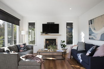 Azure - Accommodation QLD 0