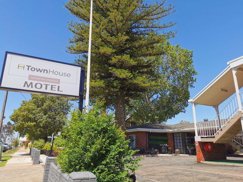 Townhouse Motor Inn - Accommodation QLD 0