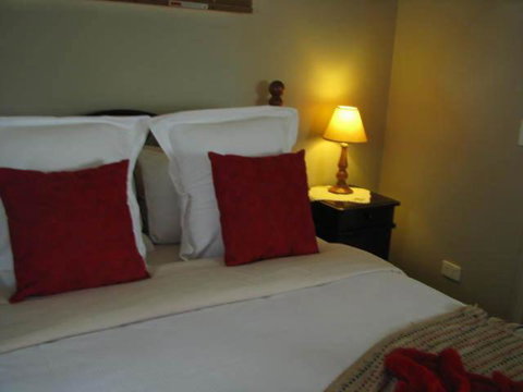 Leafield Cottages - Accommodation QLD 4