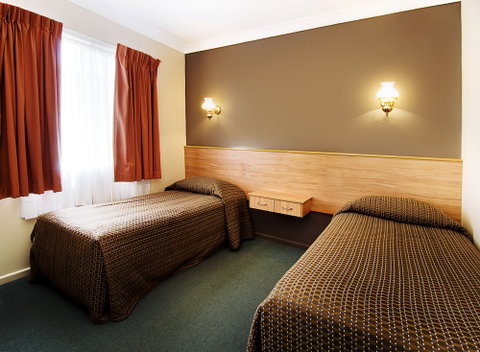 Riviera On Ruthven Motel - Accommodation QLD 2