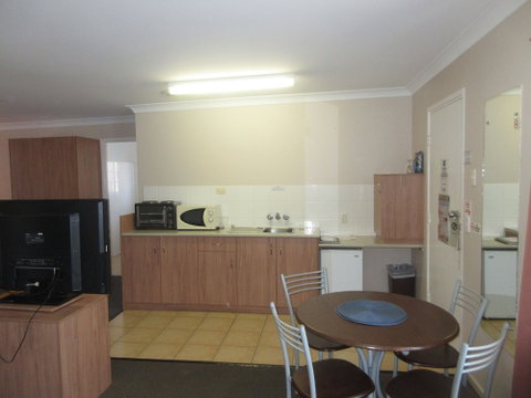 Riviera On Ruthven Motel - Accommodation QLD 5