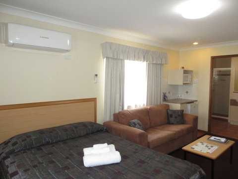 Riviera On Ruthven Motel - Accommodation QLD 6