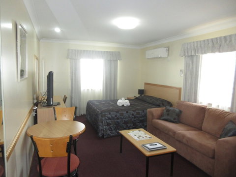 Riviera On Ruthven Motel - Accommodation QLD 3
