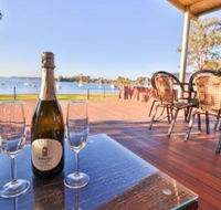 Lakefront Simplicity - Accommodation QLD