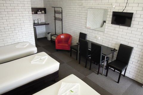 Jackaroo Apartments - Accommodation QLD 7