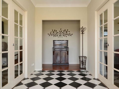 Silver Springs (4br) Cottage With Wifi Views Olives & Space . Fireplace Views Olives & Space - Accommodation QLD 4