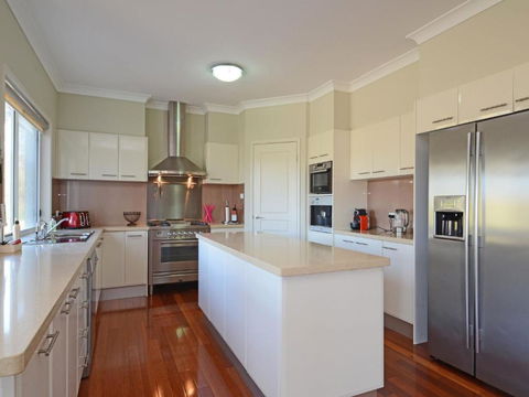 Silver Springs (4br) Cottage With Wifi Views Olives & Space . Fireplace Views Olives & Space - Accommodation QLD 1