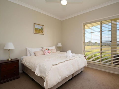 Silver Springs (4br) Cottage With Wifi Views Olives & Space . Fireplace Views Olives & Space - Accommodation QLD 6