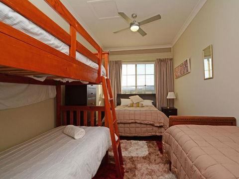 Silver Springs (4br) Cottage With Wifi Views Olives & Space . Fireplace Views Olives & Space - Accommodation QLD 3