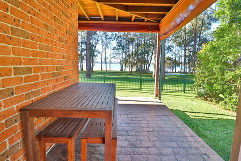 Kingfisher LakeHouse - Accommodation QLD 2
