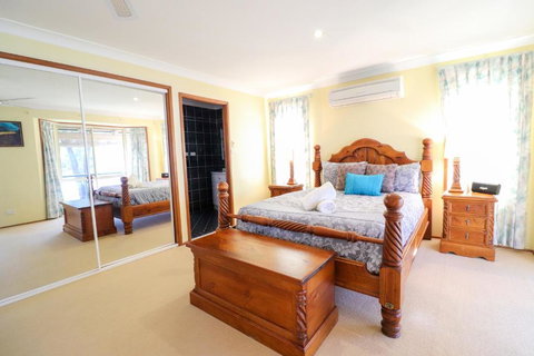 Kingfisher LakeHouse - Accommodation QLD 4