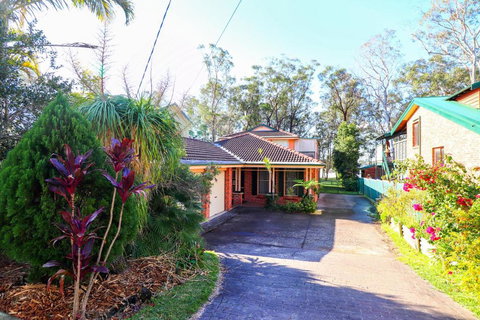 Kingfisher LakeHouse - Accommodation QLD 3
