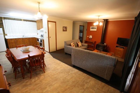 Halls Gap Log Cabins - Accommodation QLD 1