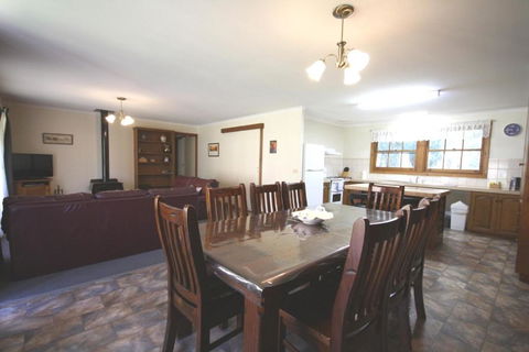 Halls Gap Log Cabins - Accommodation QLD 5