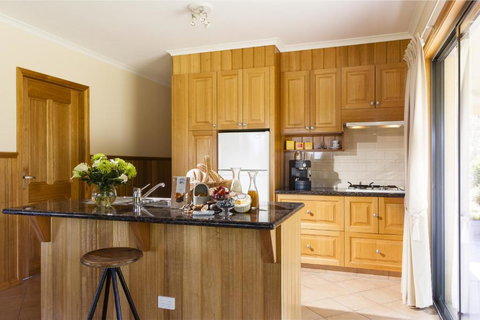 Glenoe Cottages - Accommodation QLD 4