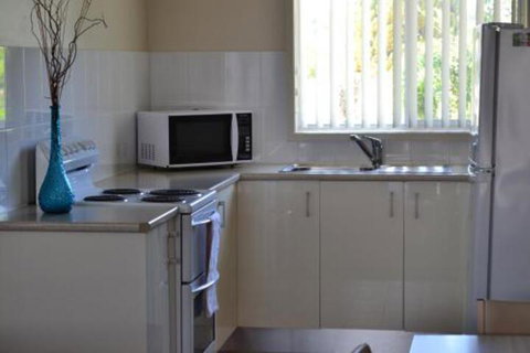 Sundial Holiday Units - Accommodation QLD 5