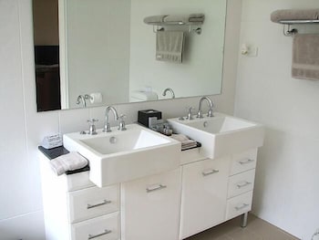 Nightingale Luxury Villas - Accommodation QLD 3