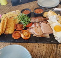 Warnies Cafe - Accommodation QLD