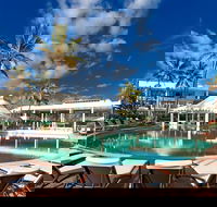 Oasis Pool Bar - Accommodation QLD
