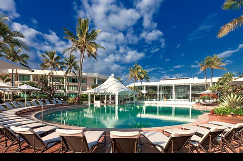 Oasis Pool Bar - Accommodation QLD 0