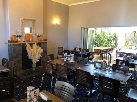 Harts Takeaway/Junction Hotel Peterborough - Accommodation QLD 2
