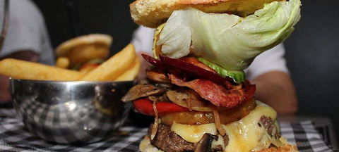 Magnums Bistro - Accommodation QLD 2