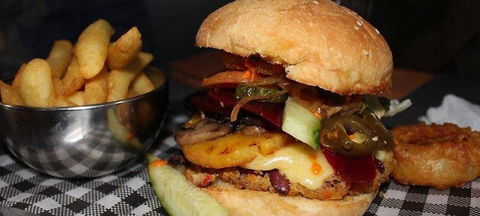 Magnums Bistro - Accommodation QLD 4
