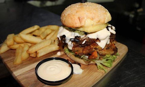 Magnums Bistro - Accommodation QLD 7