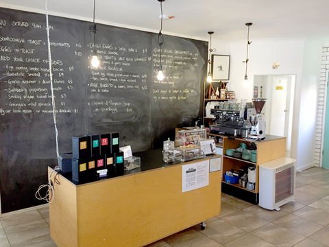 Dumu Balcony Cafe - Accommodation QLD 2