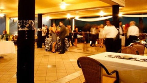 La Beach Restaurant - Accommodation QLD 2