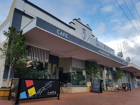 Jeanne D'Moore - Accommodation QLD 0