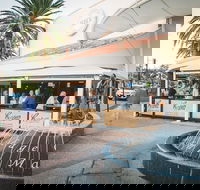 Mano's Restaurant - Accommodation QLD