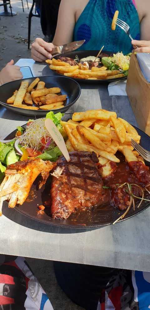Sueâ€™s Bar And Grill - Accommodation QLD 4
