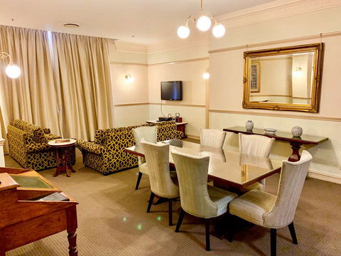 Royal Albert Hotel - Accommodation QLD 4