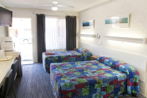 Coastal Bay Motel - Accommodation QLD 3