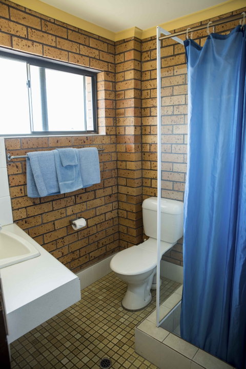 Coastal Bay Motel - Accommodation QLD 4