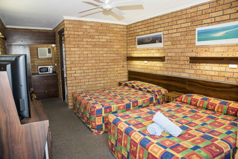 Coastal Bay Motel - Accommodation QLD 7