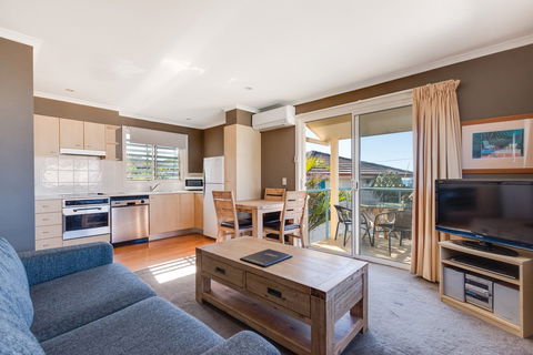 Aqualuna Beach Resort - Accommodation QLD 4