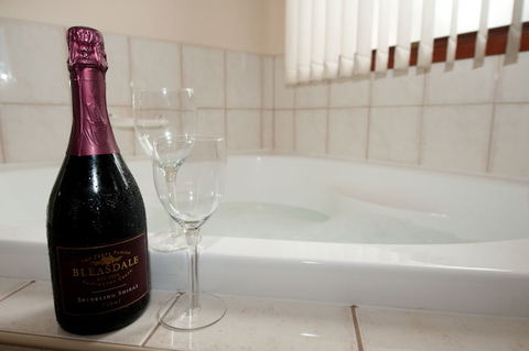 Admiral Motor Inn - Accommodation QLD 4